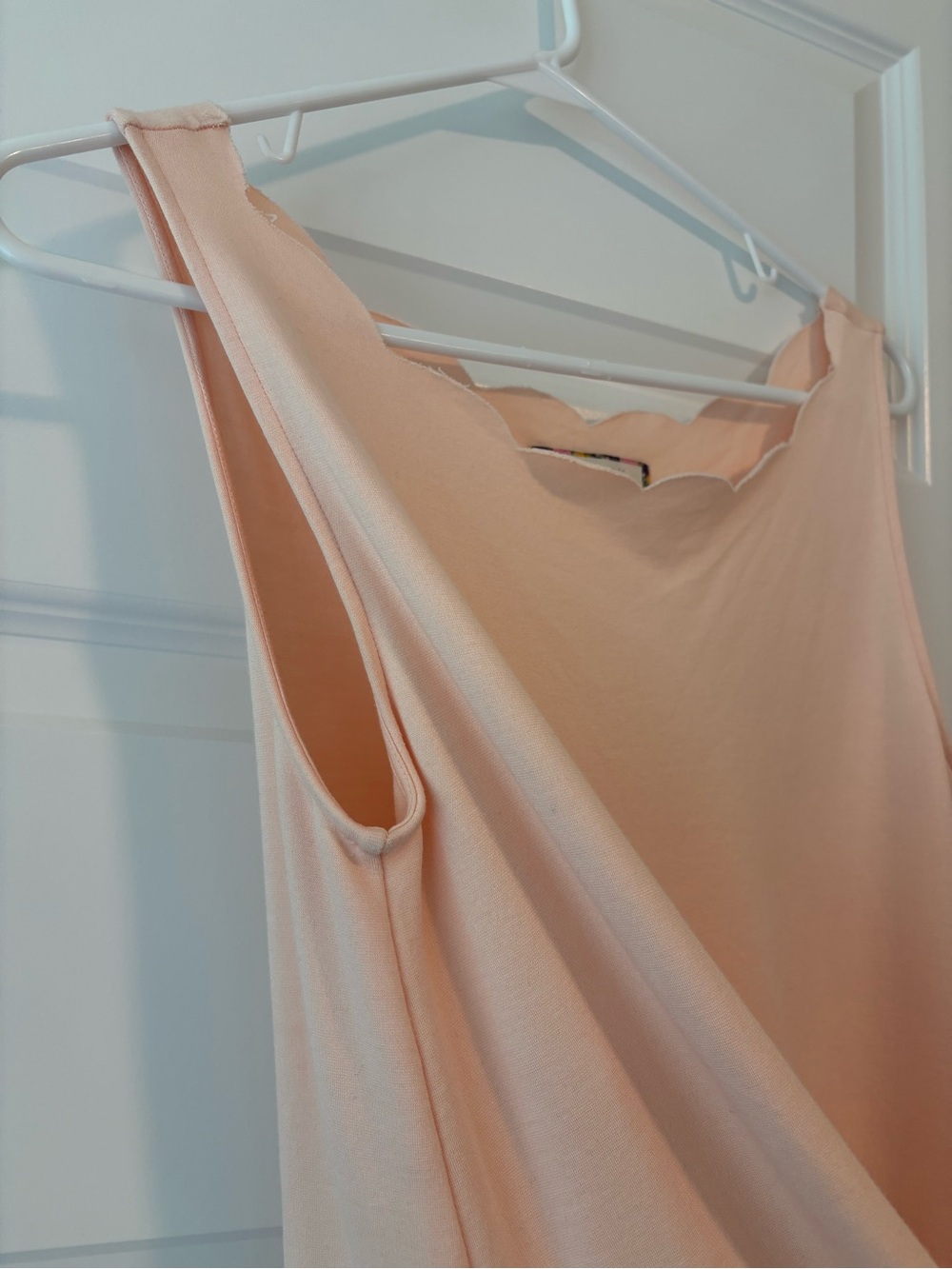 eri + ali Peach Scalloped Neck Tank Top Lightweight Sleeveless Blouse Size S - Picture 5 of 8